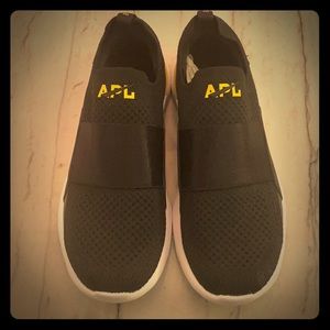 Ladies APL lightweight running sneaker NWOT size 6